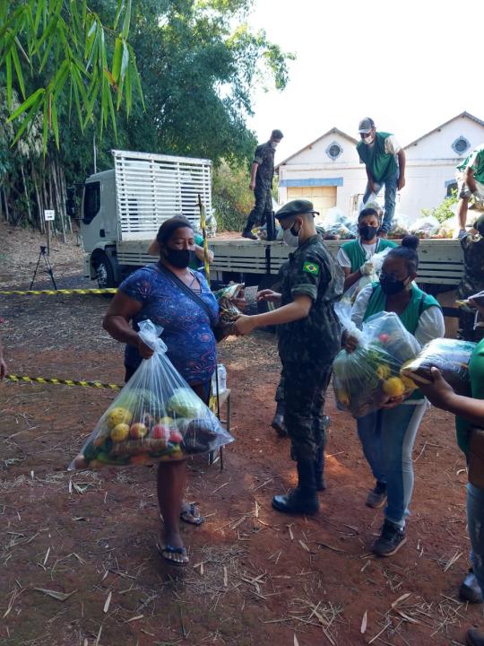 Foto 10 de 14 — AGORA: Distribuição de alimentos começa na Ceagesp para reduzir filas